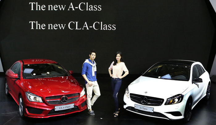 Xe Mercedes A-class (phải) và CLA-Class (trái) -